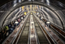 Надписи на узбекском и таджикском в метро раздражают москвичей