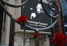 Наняла сиделку и уехала из Москвы: молодая жена Градского бросила его накануне смерти