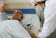 Названы два неожиданных симптома у больных штаммом «Омикрон»