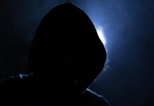 Неизвестные украли у уборщицы нефтяной компании 1,3 млн рублей