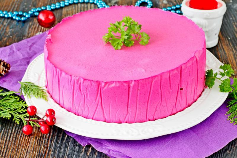<br />
Новое оформление классического новогоднего салата: торт «сельдь под шубой» и оригинальные роллы                