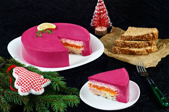 <br />
Новое оформление классического новогоднего салата: торт «сельдь под шубой» и оригинальные роллы                