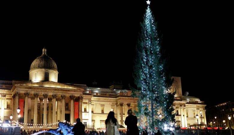 <br />
Новогодняя ёлка в центре Лондона стала поводом для шуток в социальных сетях                