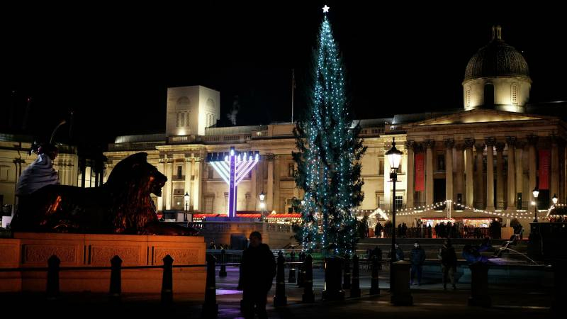 <br />
Новогодняя ёлка в центре Лондона стала поводом для шуток в социальных сетях                