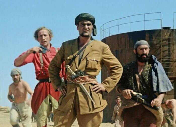 <br />
Почему в фильме «Белое солнце пустыни» главный бандит Абдулла носит чалму зелёного цвета                