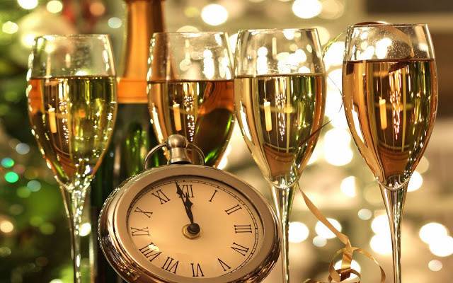 <br />
Пока часы двенадцать бьют: как загадать желание на Новый год с шампанским и бумажкой                