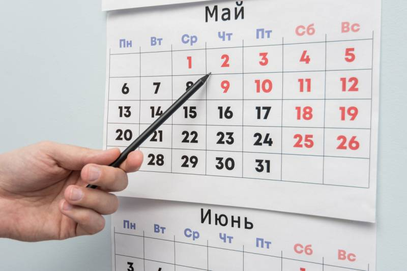 <br />
Правительство РФ утвердило расписание выходных и праздничных дней в мае 2022 года                