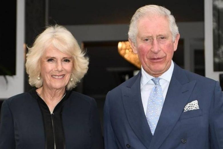 <br />
Принц Чарльз и его супруга Камилла разочаровали британцев рождественской открыткой 2021 года                