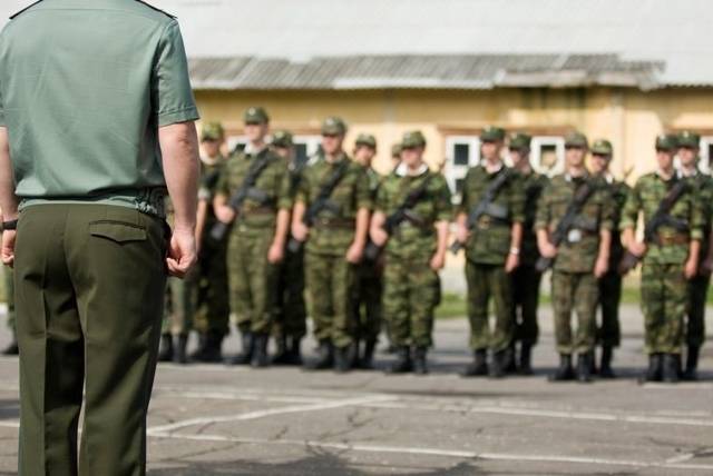<br />
Срочную службу в армии РФ могут начать учитывать в трудовом стаже граждан                