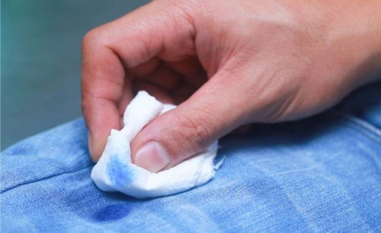<br />
Стилист Андре Тан рассказал, как быстро вывести пятно с одежды без соли и салфеток                