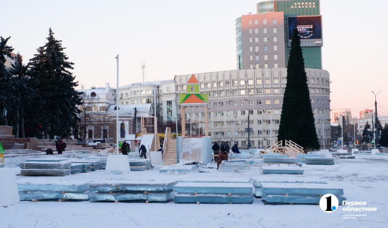 В Челябинске на площади Революции строят главный ледовый городок