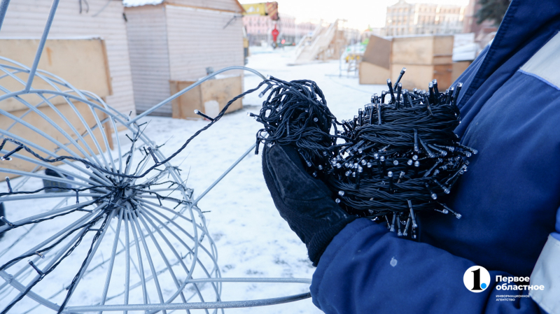 В Челябинске на площади Революции строят главный ледовый городок