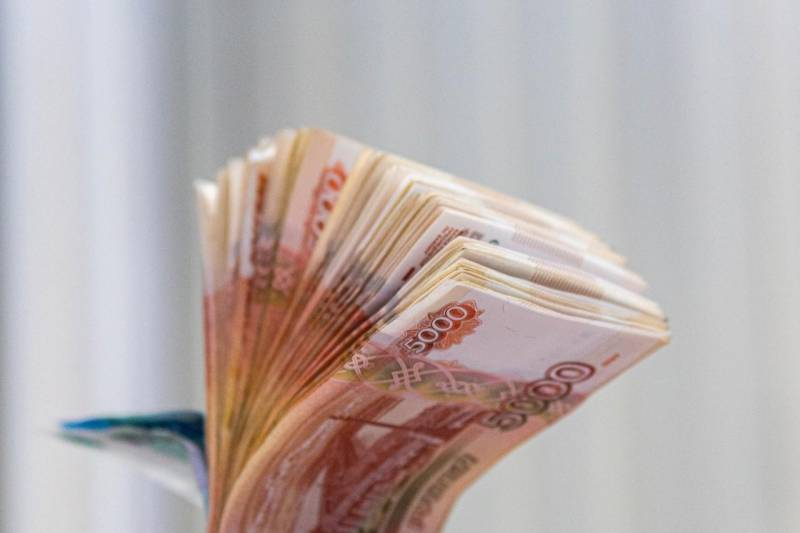 <br />
В Госдуму внесли закон о выплатах семьям с детьми по 10 тыс. рублей с 2022 года                