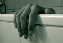 В Петербурге погибла школьница, принимавшая ванну с телефоном