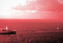 ВМС США испытали боевой лазер, уничтожив катер