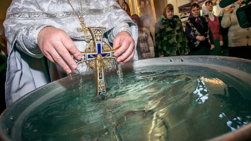 Что можно освятить на Крещение в Церкви кроме воды, могут ли верующие освятить продукты, вещи, иконы, кресты