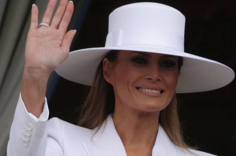 <br />
Икона стиля Мелания Трамп выставила на продажу свою знаменитую белую шляпу                