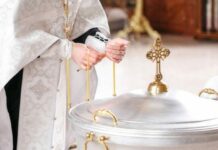 Как на Крещенский вечер 18 января задабривали домового