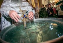 Как правильно на Крещение Господне набирать воду, и почему это нужно делать ночью