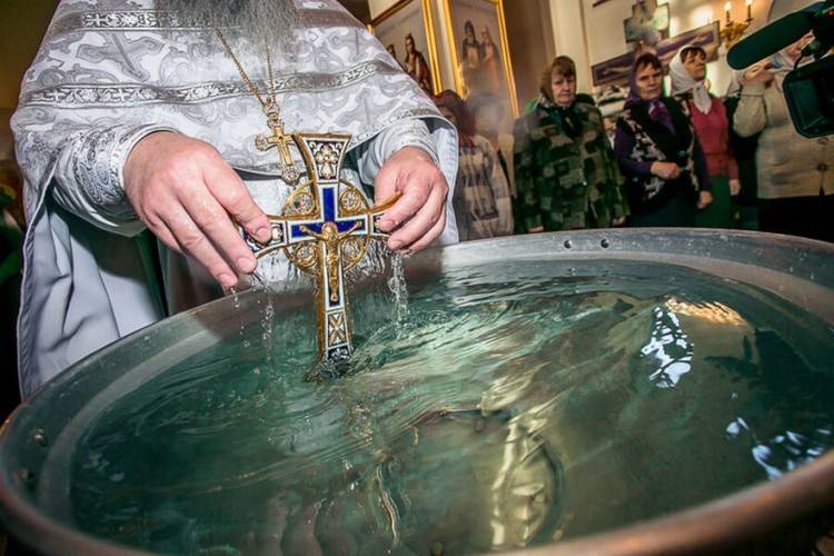<br />
Как правильно на Крещение Господне набирать воду, и почему это нужно делать ночью                