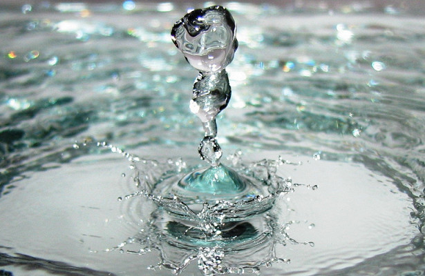 Когда вода, освященная в церкви, перестает быть крещенской