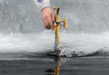 Когда вода, освященная в церкви, перестает быть крещенской