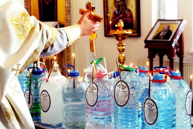 <br />
Крещенская вода: когда становится освященной и как правильно набирать                