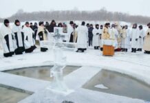 Крещенская вода: когда становится освященной и как правильно набирать