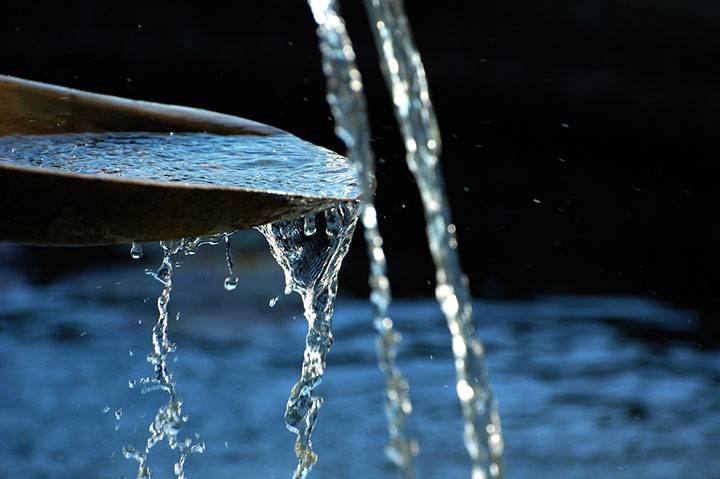 <br />
Куда девать крещенскую прошлогоднюю воду, можно ли вылить                