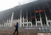 Лежат прямо на дороге: Источник сообщил о телах и расстрелянных машинах в центре Алма-Аты