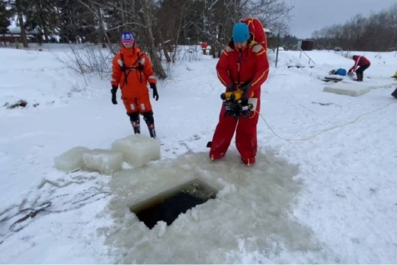 <br />
Нырнула в прорубь и утонула: спасатели ищут женщину в реке Оредеж                