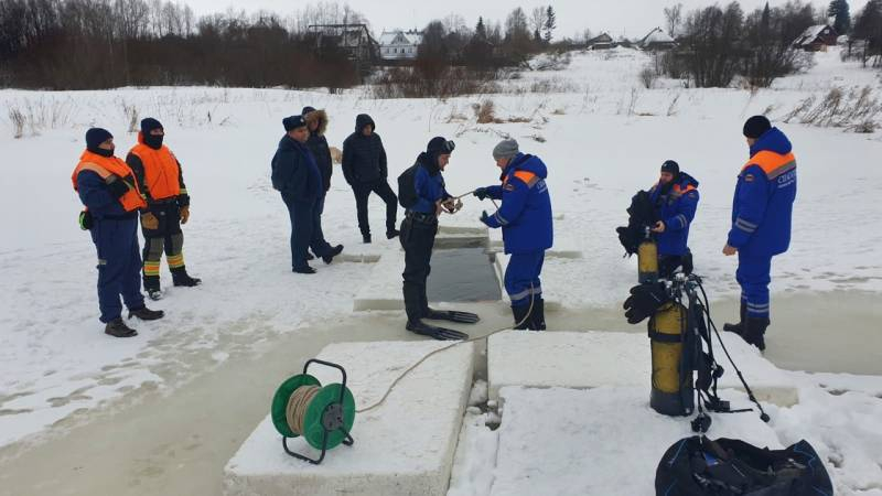 <br />
Нырнула в прорубь и утонула: спасатели ищут женщину в реке Оредеж                