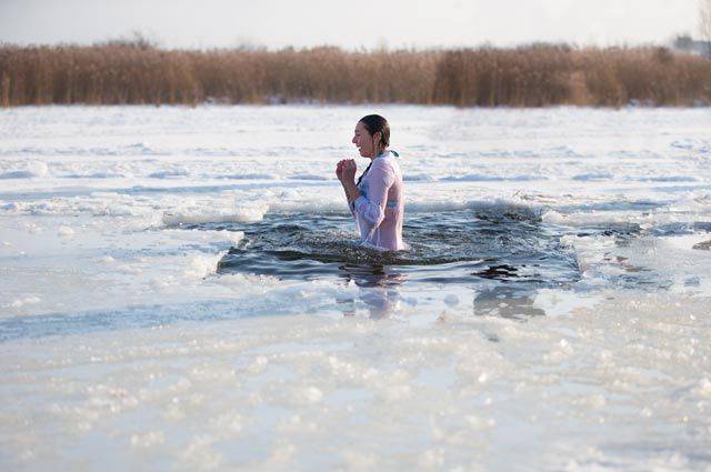 <br />
Подготовка к купанию в проруби на Крещение 2022: в чем окунаться женщине и мужчине                