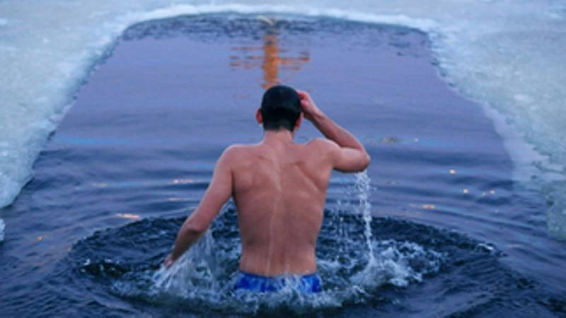 <br />
Подготовка к купанию в проруби на Крещение 2022: в чем окунаться женщине и мужчине                