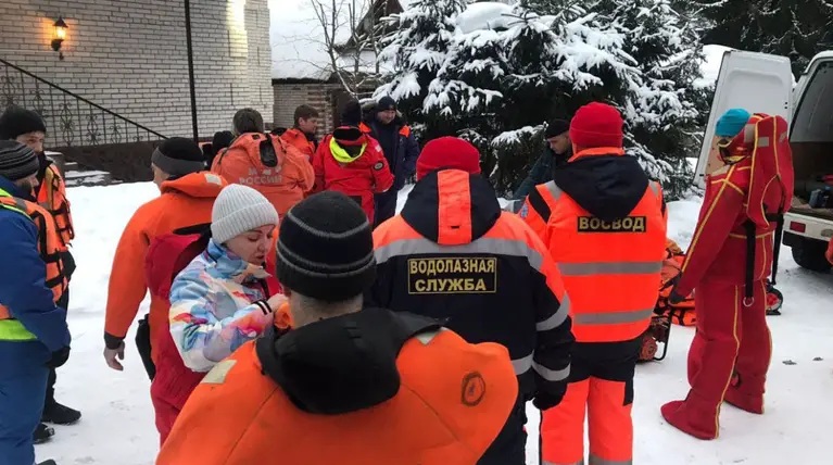 Поиски тела женщины, утонувшей в проруби на Крещение, всё еще продолжаются в Ленинградской области — не нашли