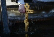 Прямая трансляция крещенской службы в храме Христа Спасителя в 2022 году