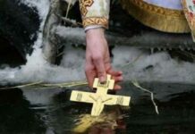 Прогневается ли Господь, если не окунуться в прорубь в Крещение: откуда появилась традиция и кому категорически нельзя купаться 19 января