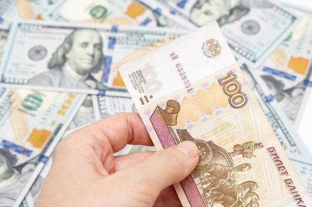 <br />
Стоит ли россиянам сейчас покупать валюту                