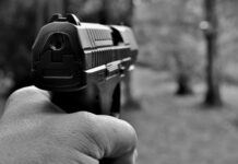 Учитель расстрелял директора школы и ее супруга в их квартире в Мордовии. Раненые попали в больницу