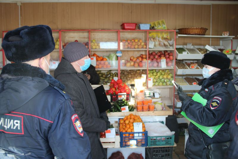 В Челябинске после двухдневных рейдов по рынкам выдворили 12 иностранцев