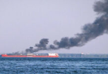 В двух километрах от Тамани загорелся танкер с российским экипажем