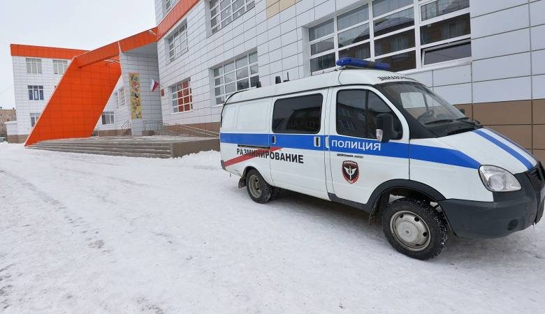 <br />
В России массово эвакуировали школы из-за угроз о минировании в январе 2022 года                