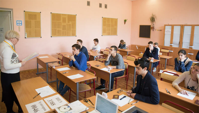 Депутат Госдумы предложил запретить обучать детей мигрантов в российских школах: Своим места не хватает
