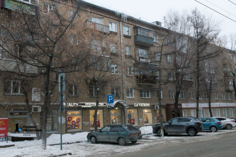 Фоторепортаж: какие места следует обходить в центре Челябинска из‑за сосулек на карнизах