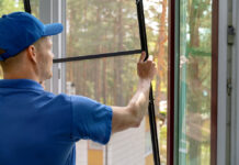 Установка москитной сетки как лучший способ защитить жилье от насекомых