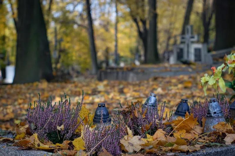 Когда можно и нельзя ходить на кладбище: важные предписания церкви и как часто посещать умерших