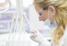 Перегруженные больницы США ищут иностранных медсестер: работать некому