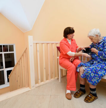 Уход за пожилыми людьми в частном доме престарелых