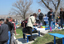 Важны ли поминки для усопшей души: как правильно почтить память ушедшего родственника и нужно ли ему носить гостинцы на могилу