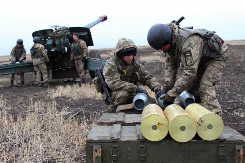 Война на Украине 2022: Киев двинул армию к Донбассу. Взрывы гремят на границе. В ДНР закрыли школы и остановили общественный транспорт